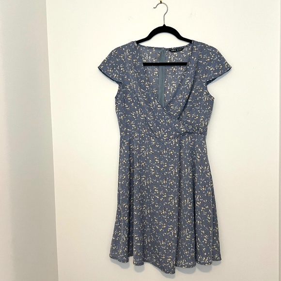 Periwinkle Blue Mini Floral Print Dress V-Neck Zipper Back Medium - Picture 1 of 12